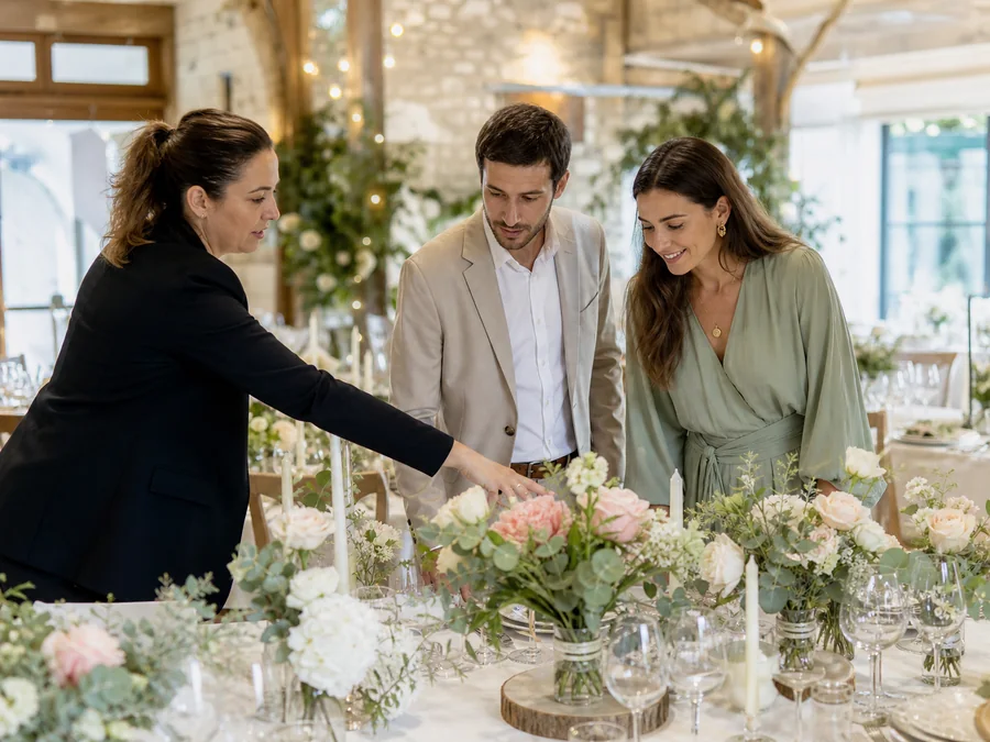 Une organisatrice conseille un couple pour la décoration de leur réception.