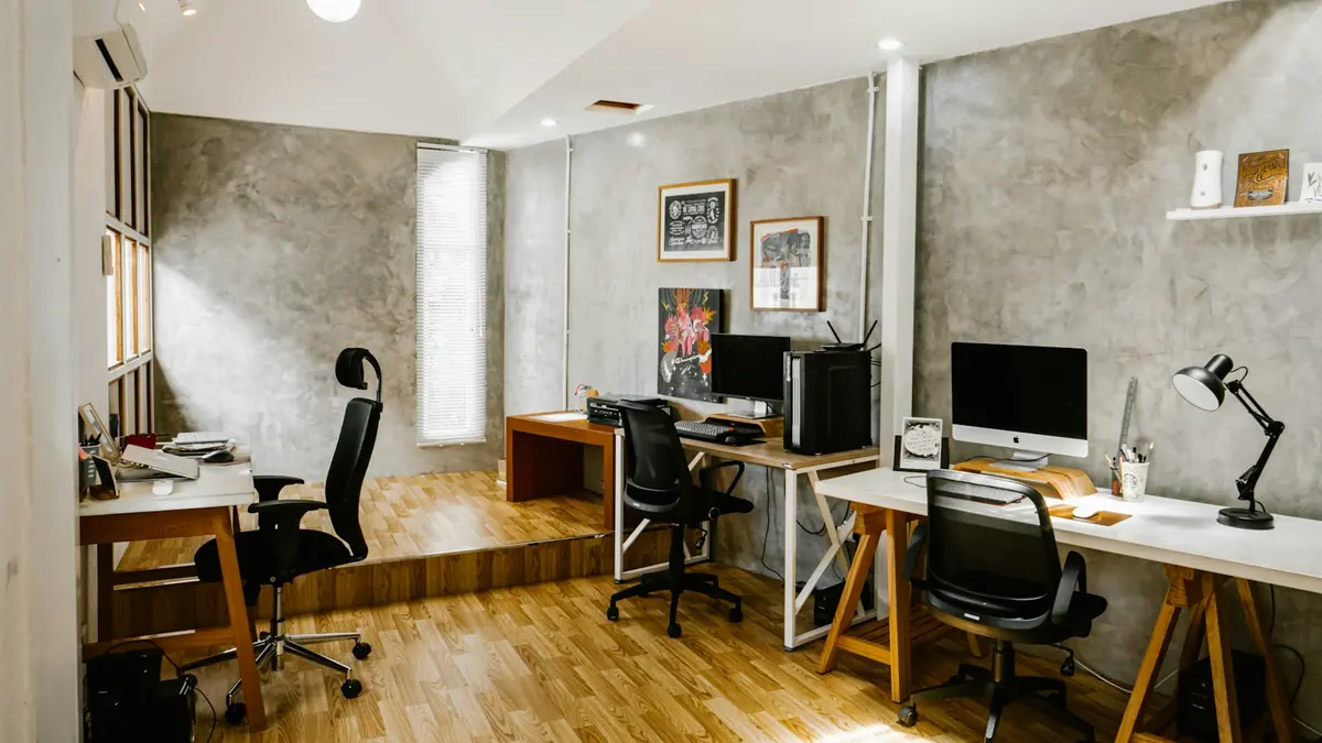 Illustration générée par IA : bureaux et ordinateurs dans un espace de travail lumineux.