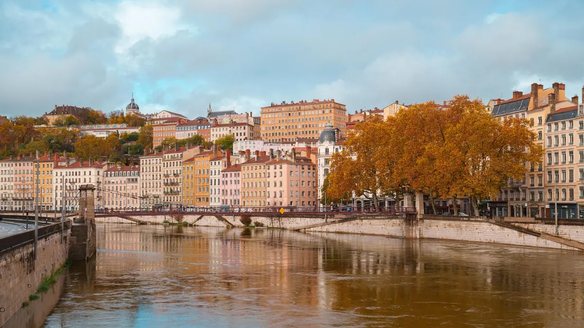 Les façades et les arbres bordant la Saône à Lyon en automne.