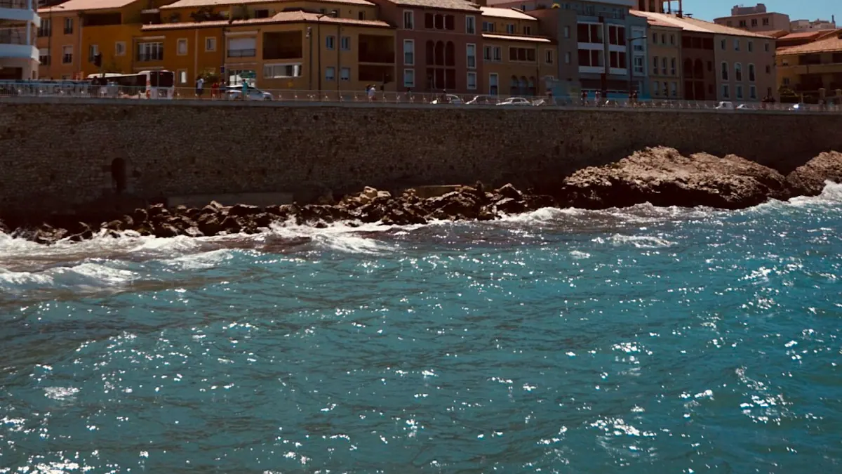 Le littoral et les immeubles près de la plage des Catalans à Marseille.