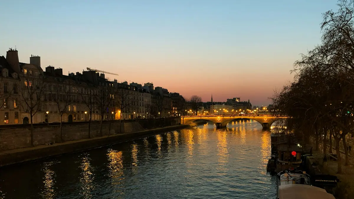 La Seine et les quais de Paris au coucher du soleil.