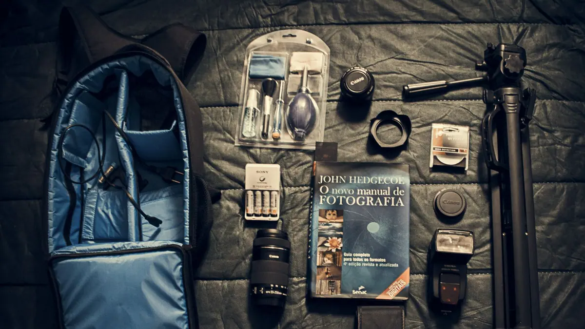 Illustration générée par IA : appareil photo et accessoires de prise de vue sur une table.